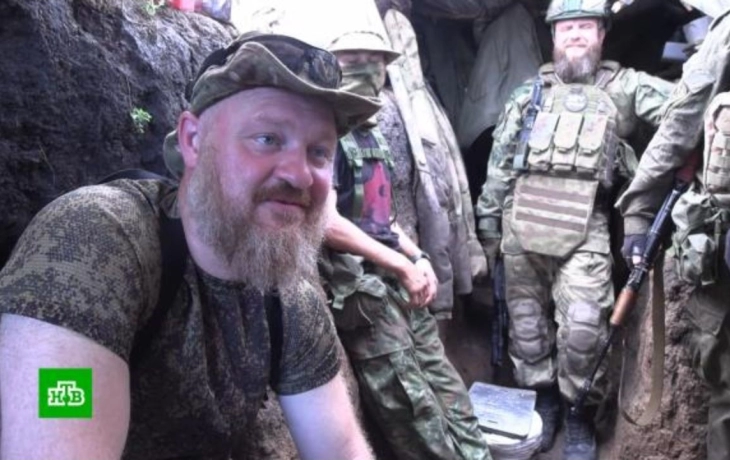 На позиции батальона СКИФ по «дороге жизни» под Соледаром проехал корреспондент НТВ Алексей Ивлиев